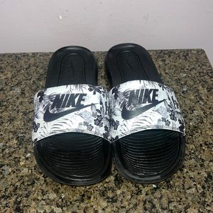Hawaiian black & white Nike slides